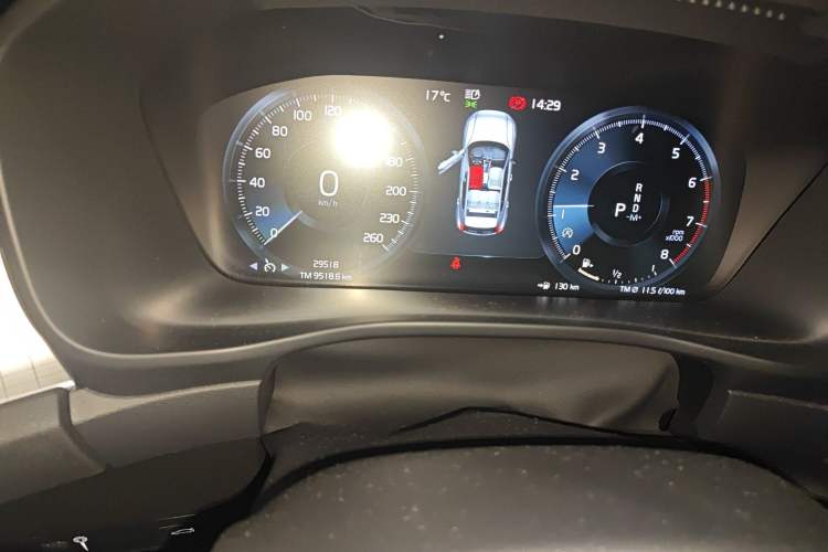 Used Volvo XC40 2022 T4 Four-Wheel Drive Smart & Stylish Edition Odometer Close Up