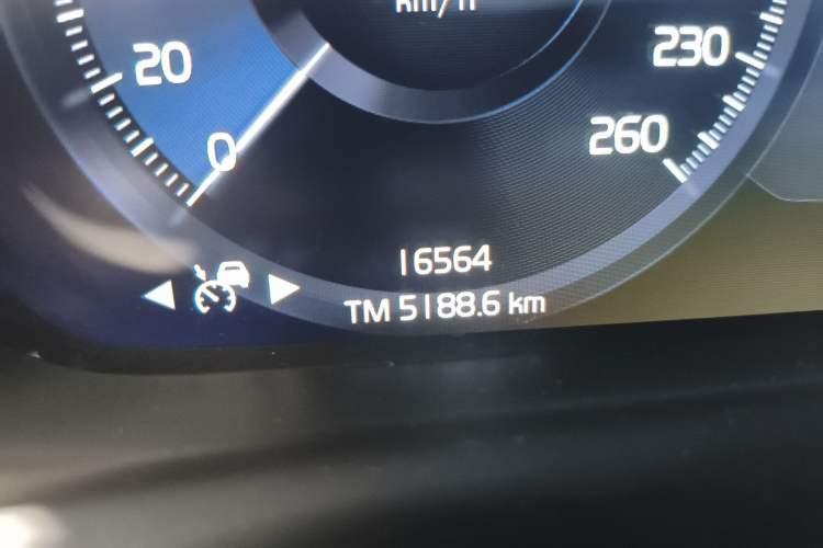 Used Volvo XC40 2022 T4 Four-Wheel Drive Smart & Dynamic Sport Edition Odometer Close Up