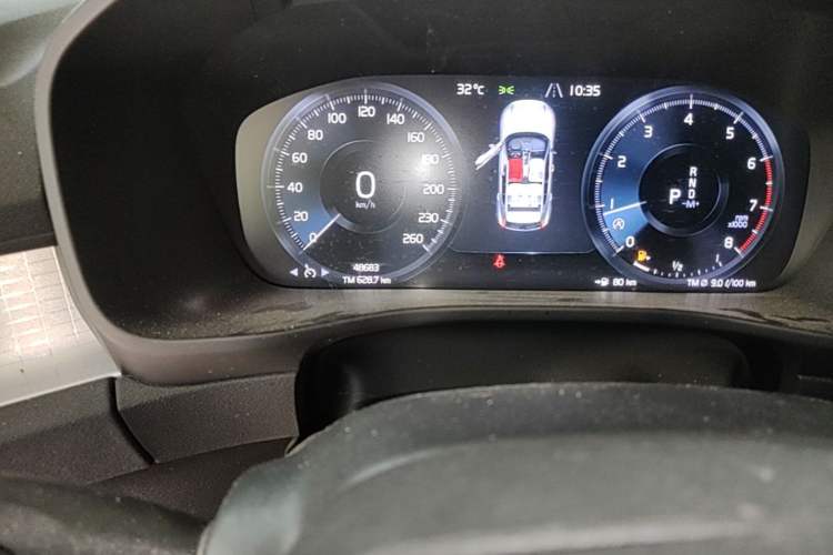 Used Volvo XC40 2022 T4 Four-Wheel Drive Smart & Stylish Edition Odometer Close Up