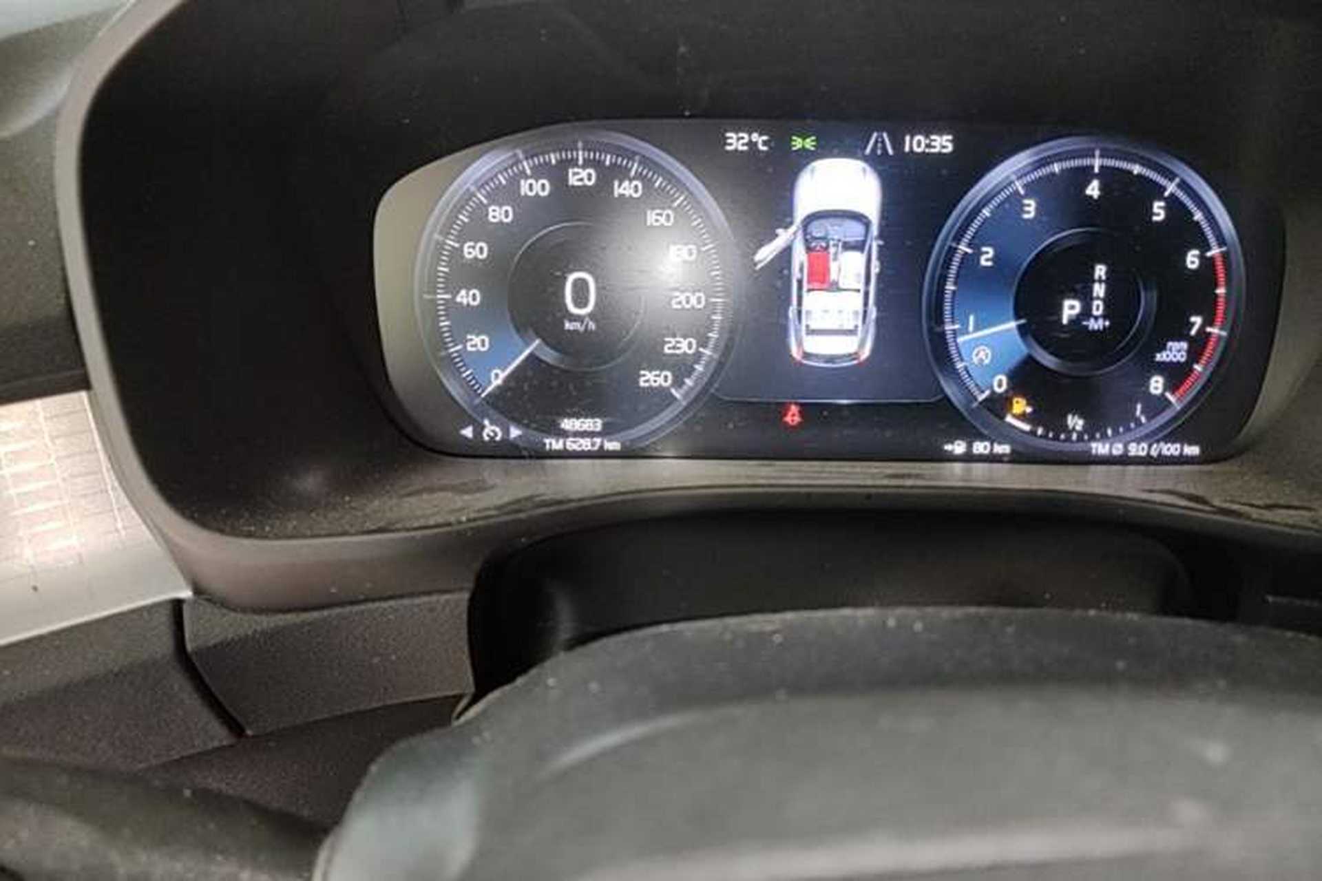 Used Volvo XC40 2022 T4 Four-Wheel Drive Smart & Stylish Edition Odometer Close Up