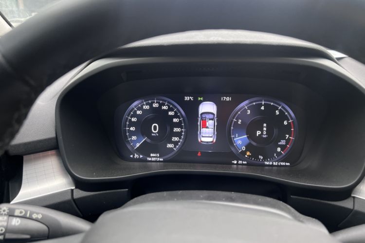 Used Volvo XC40 2022 T4 Four-Wheel Drive Smart & Stylish Edition Odometer Close Up
