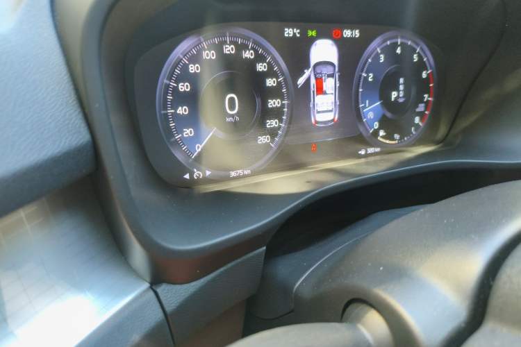 Used Volvo XC40 2022 T4 Four-Wheel Drive Smart & Stylish Edition Odometer Close Up