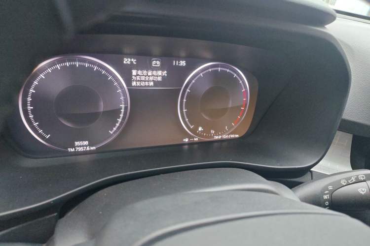 Used Volvo XC40 2022 T4 Four-Wheel Drive Smart & Stylish Edition Odometer Close Up