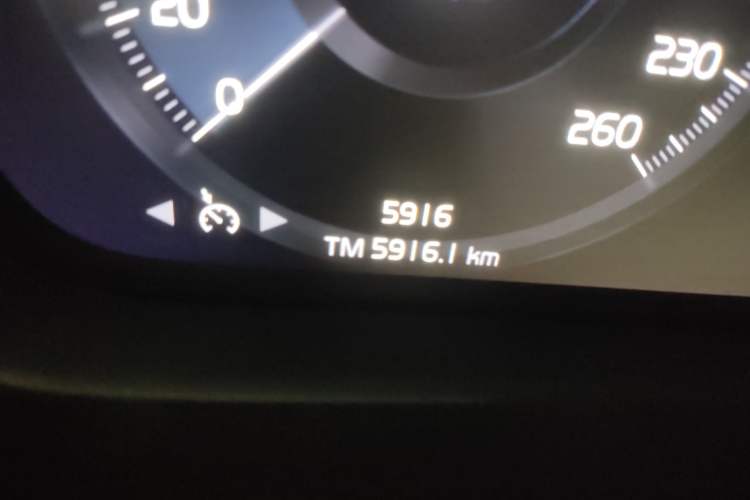 Used Volvo XC40 2022 T4 Four-Wheel Drive Smart & Stylish Edition Odometer Close Up