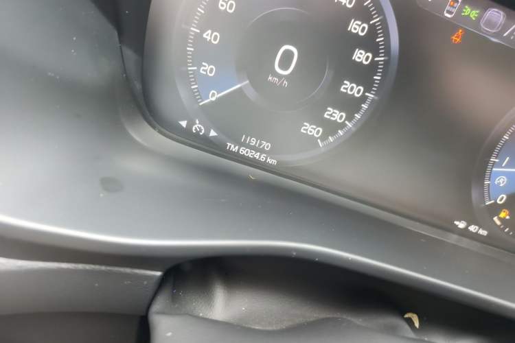 Used Volvo XC40 2022 T4 Four-Wheel Drive Smart & Stylish Edition Odometer Close Up