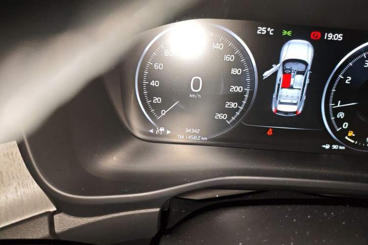 Used Volvo XC40 2022 T4 Four-Wheel Drive Smart & Luxurious Edition Odometer Close Up