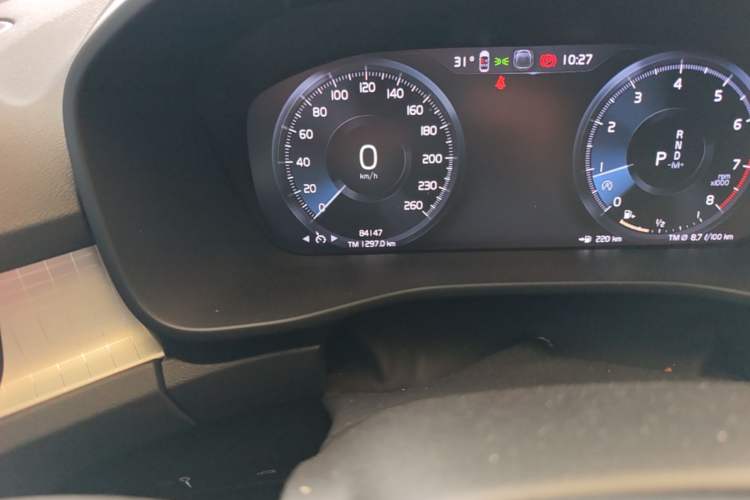 Used Volvo XC40 2022 T4 Four-Wheel Drive Smart & Stylish Edition Odometer Close Up