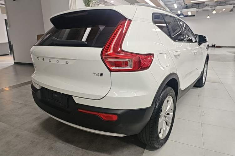 Used Volvo XC40 2022 T4 Four-Wheel Drive Smart & Stylish Edition Rear Right 45 Deg