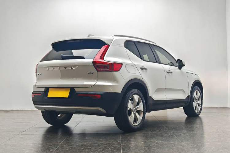 Used Volvo XC40 2022 T4 Four-Wheel Drive Smart & Stylish Edition Rear Right 45 Deg