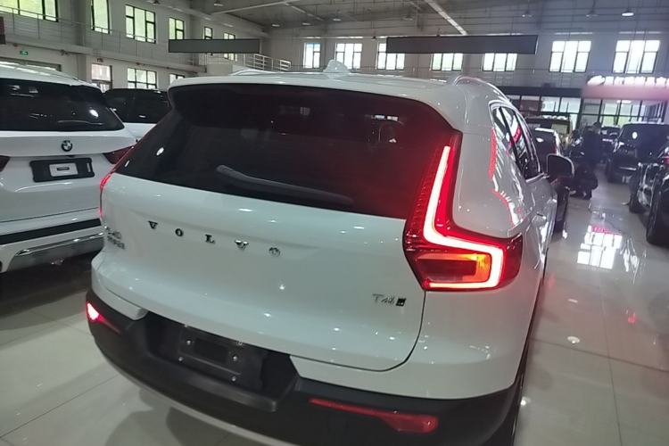 Used Volvo XC40 2022 T4 Four-Wheel Drive Smart & Stylish Edition Rear Right 45 Deg