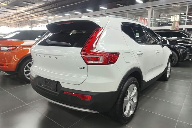 Used Volvo XC40 2022 T4 Four-Wheel Drive Smart & Stylish Edition Rear Right 45 Deg