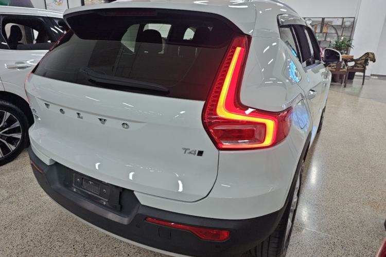 Used Volvo XC40 2022 T4 Four-Wheel Drive Smart & Stylish Edition Rear Right 45 Deg