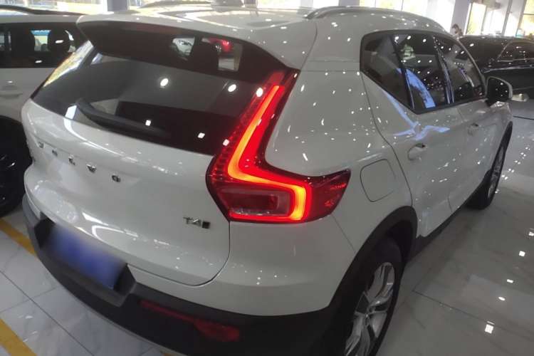 Used Volvo XC40 2022 T4 Four-Wheel Drive Smart & Stylish Edition Rear Right 45 Deg