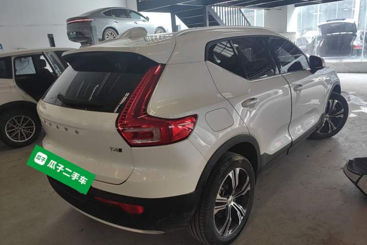 Used Volvo XC40 2022 T4 Four-Wheel Drive Smart & Luxurious Edition Rear Right 45 Deg