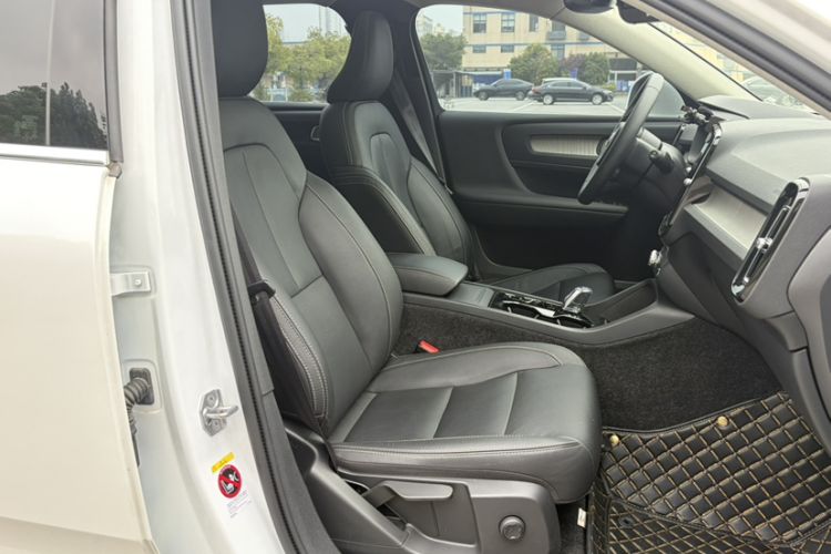 Used Volvo XC40 2022 T4 Four-Wheel Drive Smart & Luxurious Edition Right Front Seat