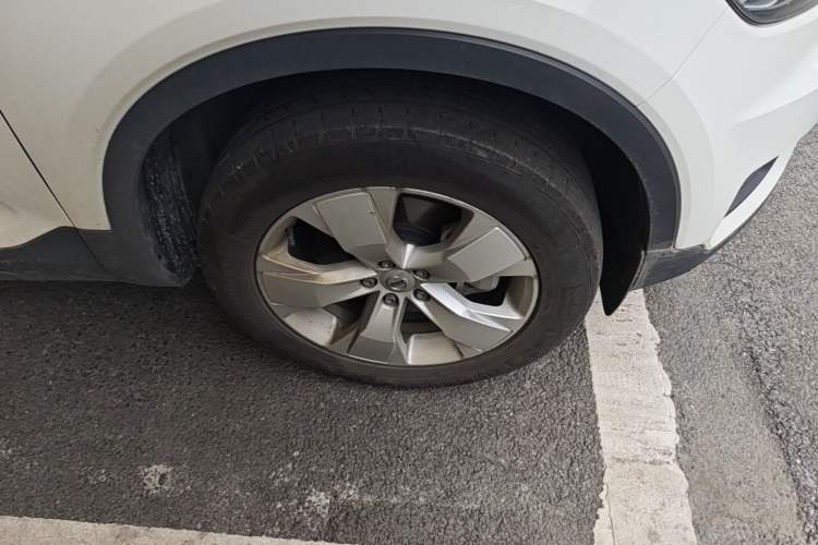 Used Volvo XC40 2022 T4 Four-Wheel Drive Smart & Stylish Edition Right Front Wheel Hub