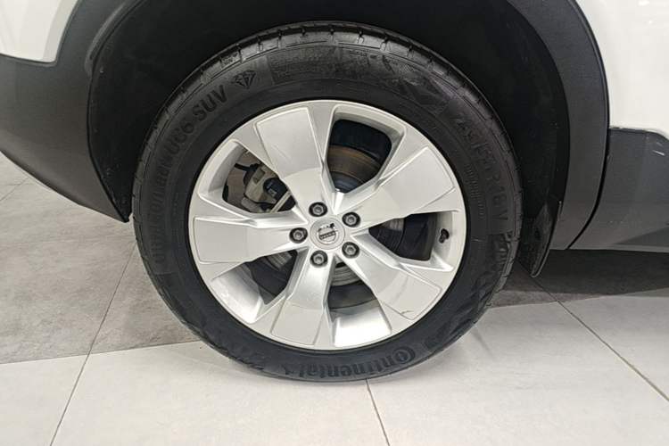 Used Volvo XC40 2022 T4 Four-Wheel Drive Smart & Stylish Edition Right Rear Wheel Hub