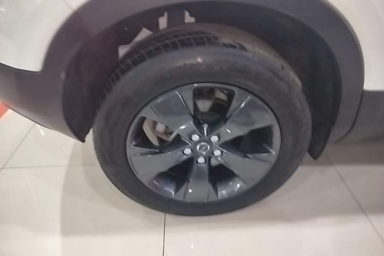 Used Volvo XC40 2022 T4 Four-Wheel Drive Smart & Stylish Edition Right Rear Wheel Hub