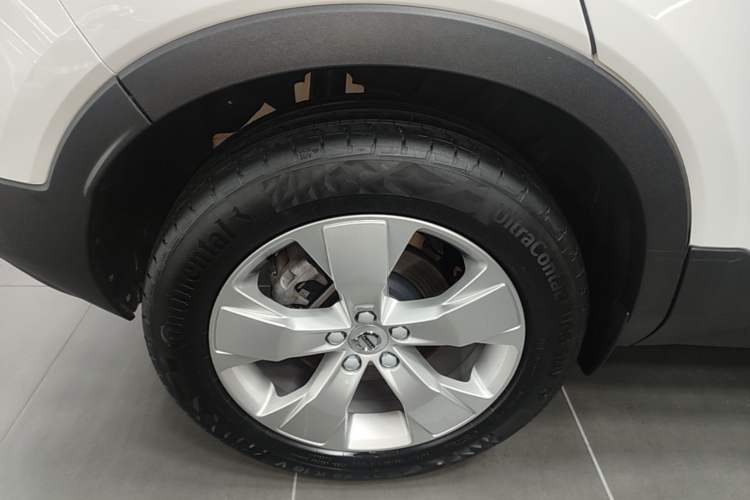 Used Volvo XC40 2022 T4 Four-Wheel Drive Smart & Stylish Edition Right Rear Wheel Hub