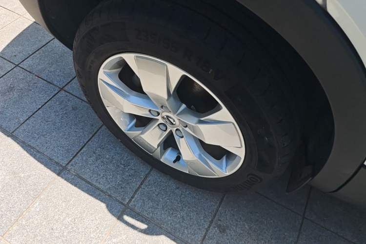 Used Volvo XC40 2022 T4 Four-Wheel Drive Smart & Stylish Edition Right Rear Wheel Hub