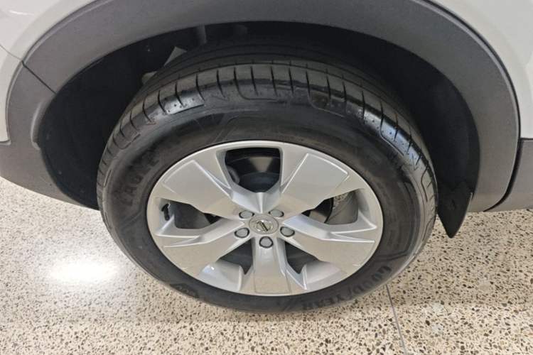Used Volvo XC40 2022 T4 Four-Wheel Drive Smart & Stylish Edition Right Rear Wheel Hub