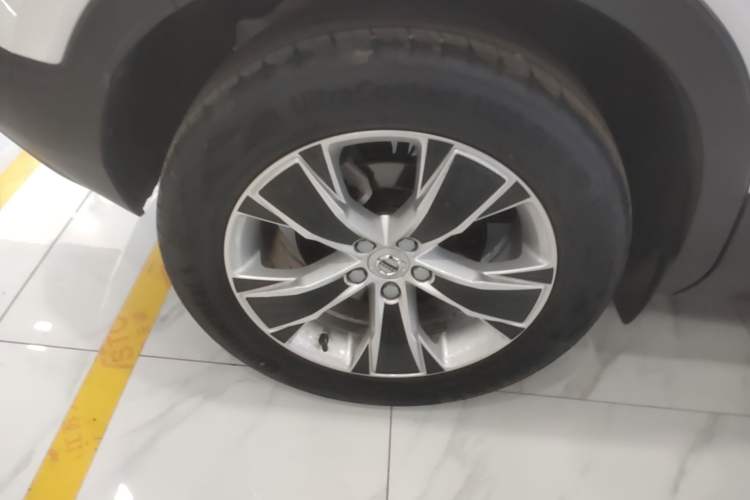 Used Volvo XC40 2022 T4 Four-Wheel Drive Smart & Stylish Edition Right Rear Wheel Hub