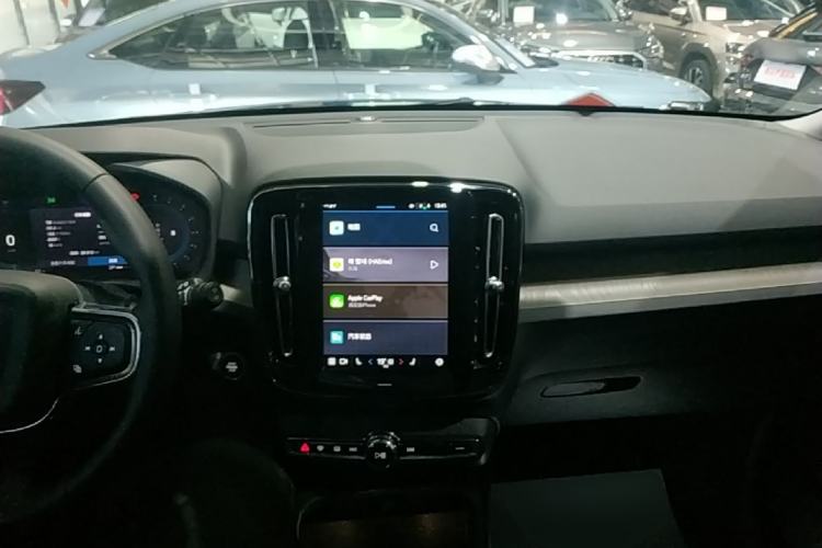 Used Volvo XC40 2023 B4 4x4 Smart Luxury Edition Center Console