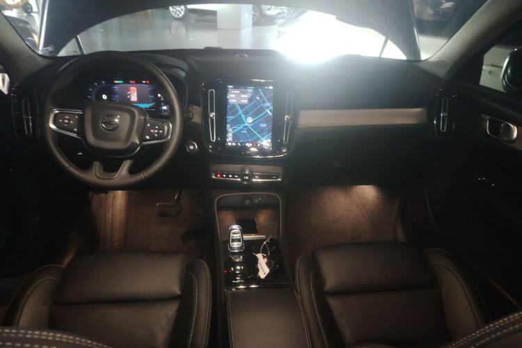 Used Volvo XC40 2023 B4 4x4 Smart Luxury Edition Center Console