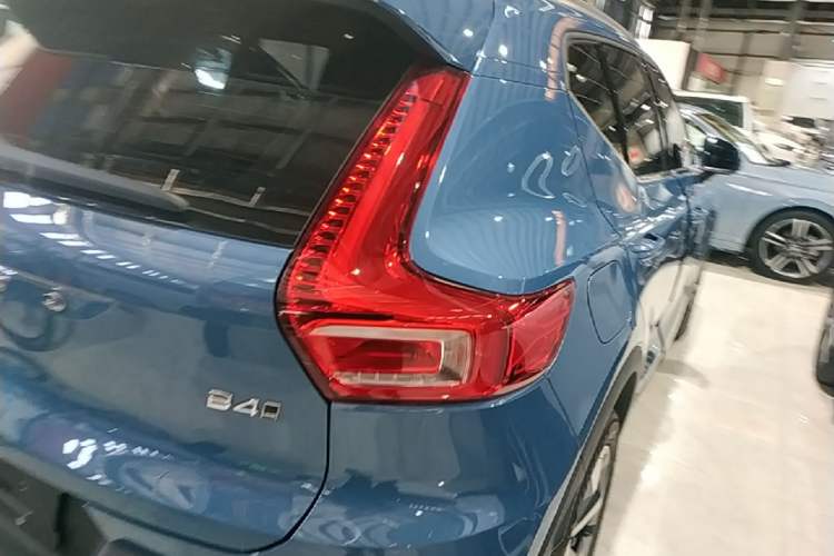 Used Volvo XC40 2023 B4 4x4 Smart Luxury Edition Exterior 3