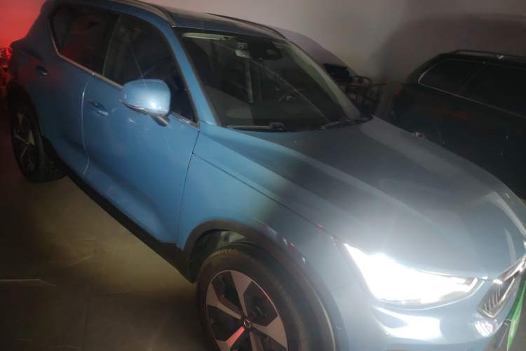 Used Volvo XC40 2023 B4 4x4 Smart Luxury Edition Front Right 45 Deg