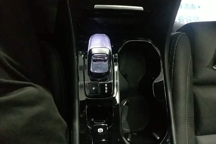 Used Volvo XC40 2023 B4 4x4 Smart Luxury Edition Gear Lever
