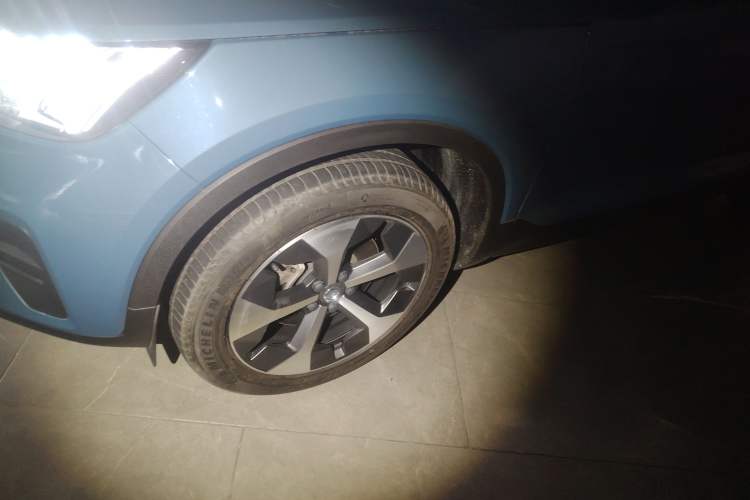 Used Volvo XC40 2023 B4 4x4 Smart Luxury Edition Left Front Wheel Hub