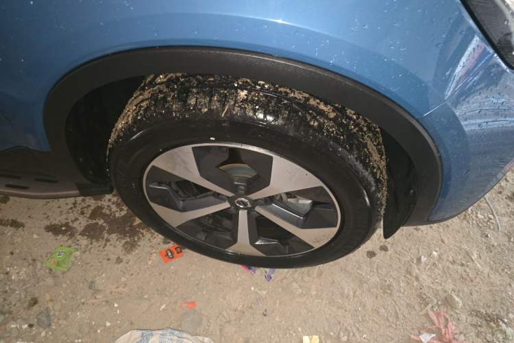 Used Volvo XC40 2023 B4 4x4 Smart & Advanced Sport Edition Right Front Wheel Hub