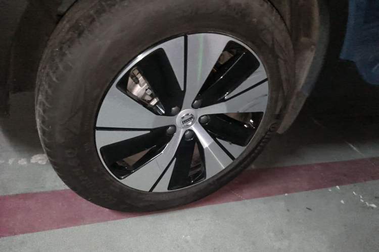 Used Volvo XC40 2023 B3 Zhiyuan Sport Edition Right Front Wheel Hub