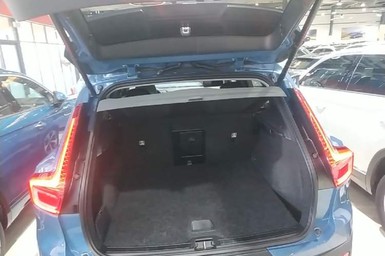Used Volvo XC40 2023 B4 4x4 Smart Luxury Edition Trunk