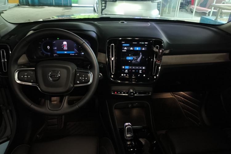 Used Volvo XC40 2023 B4 4x4 Smart Luxury Edition Center Console