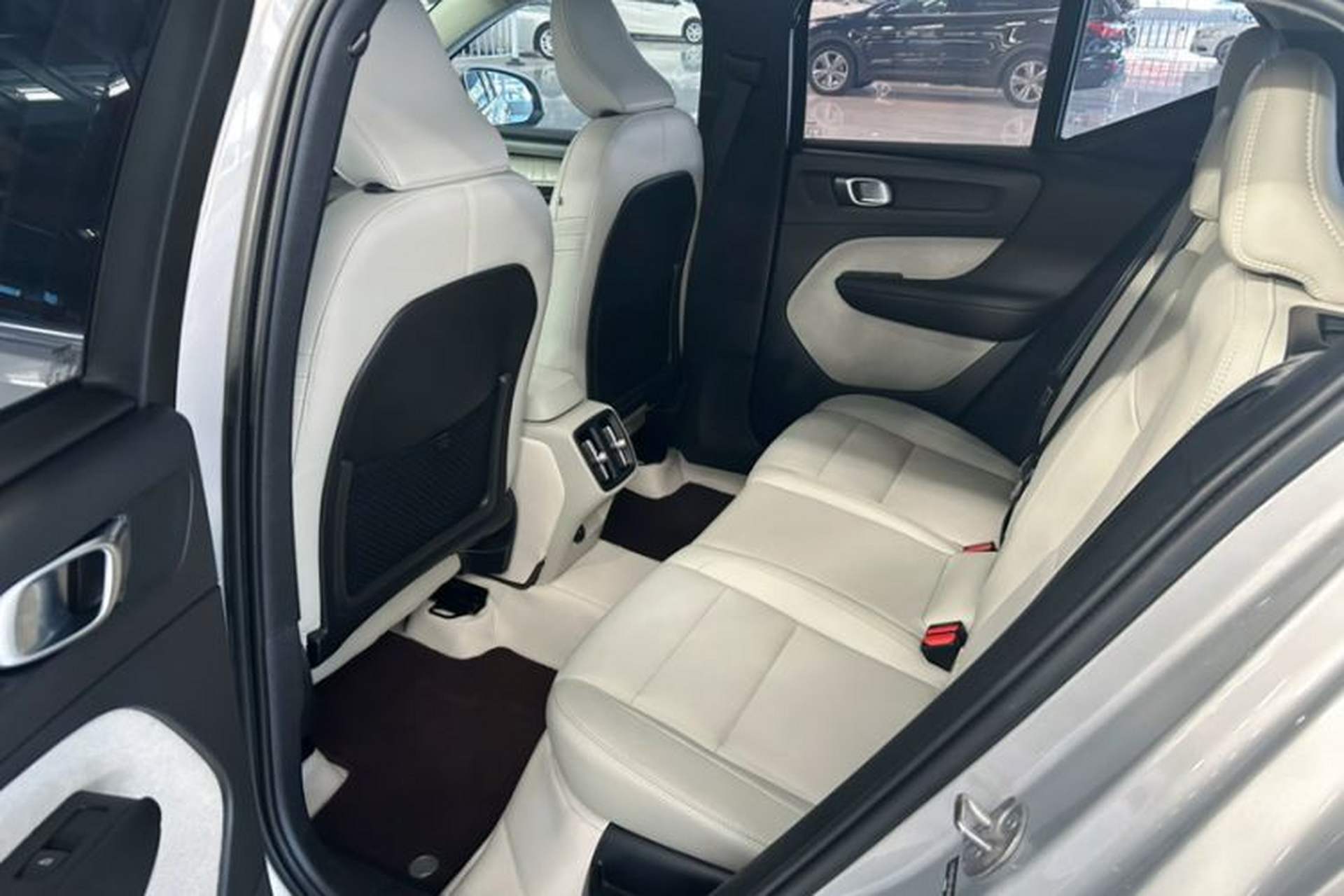 Used Volvo XC40 2023 B4 4x4 Smart Luxury Edition Interior 3
