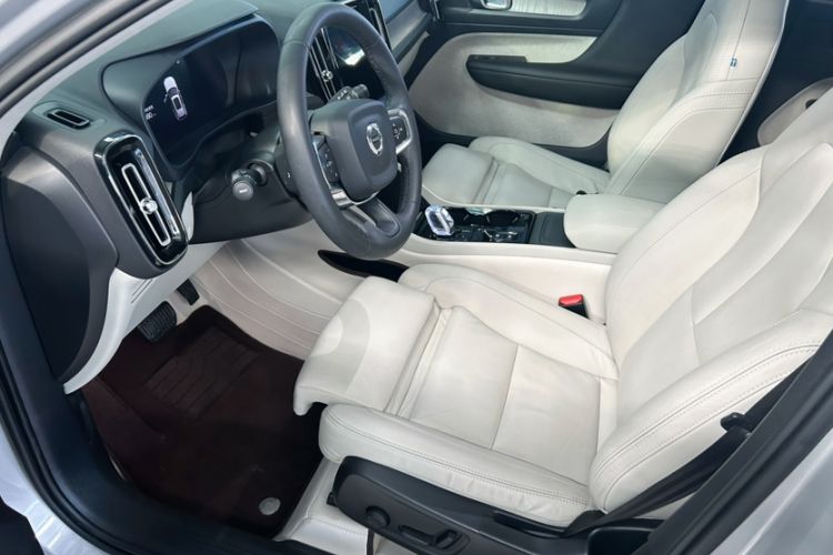 Used Volvo XC40 2023 B4 4x4 Smart Luxury Edition Interior 4