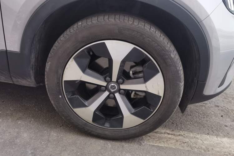 Used Volvo XC40 2023 B4 4x4 Smart Luxury Edition Right Front Wheel Hub