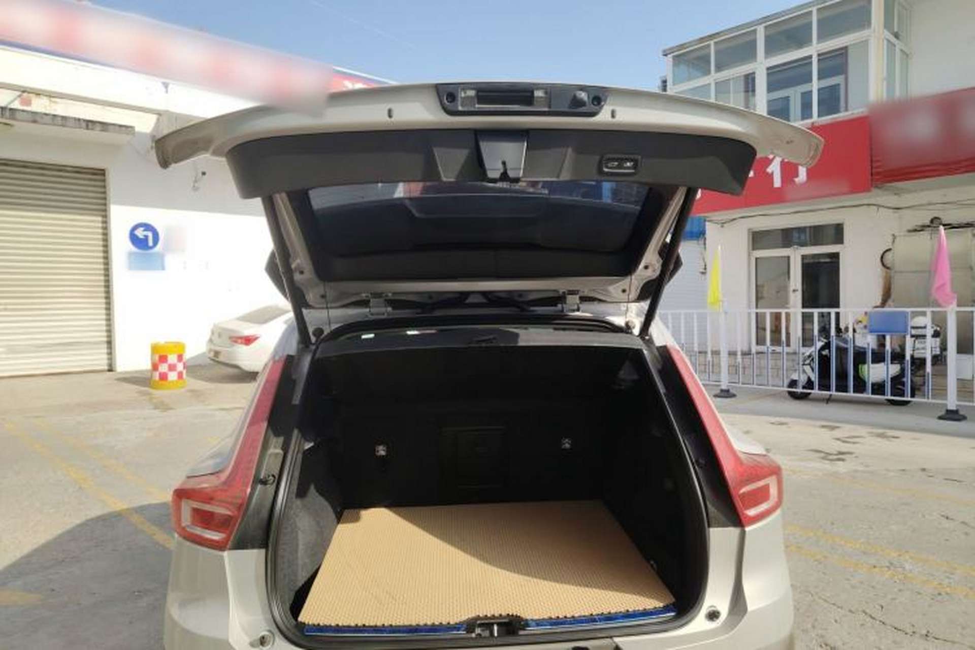 Used Volvo XC40 2023 B4 4x4 Smart Luxury Edition Trunk