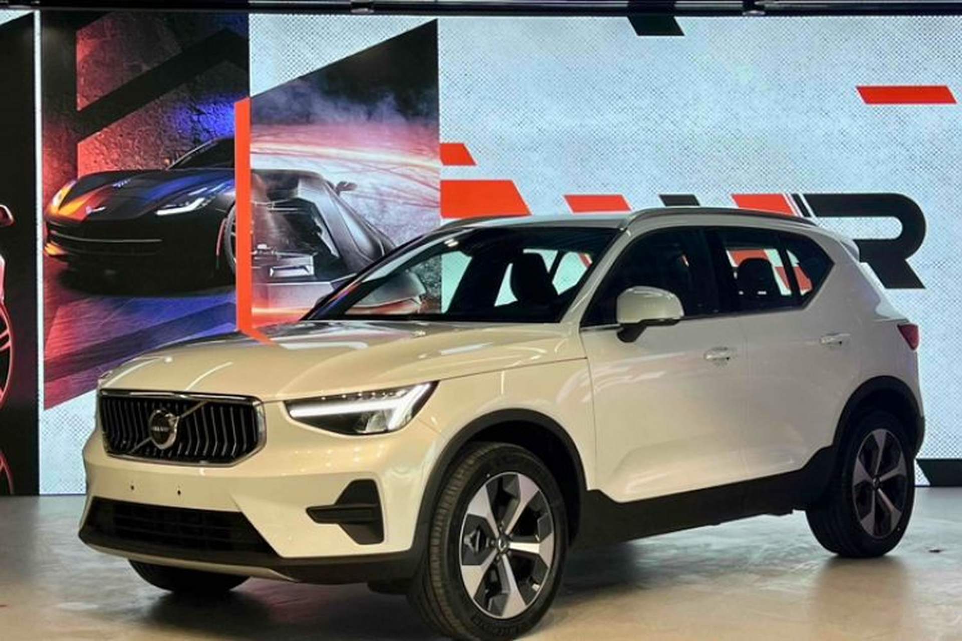 Used Volvo XC40 2023 B4 4x4 Smart Luxury Edition Front Left 45 Deg