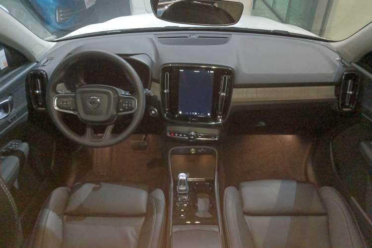 Used Volvo XC40 2023 B4 4x4 Smart Luxury Edition Interior 2