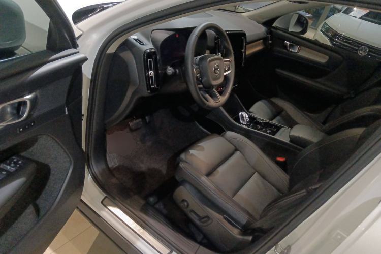 Used Volvo XC40 2023 B4 4x4 Smart Luxury Edition Interior 3