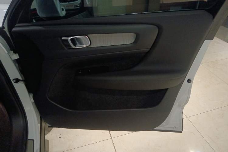 Used Volvo XC40 2023 B4 4x4 Smart Luxury Edition Interior 5