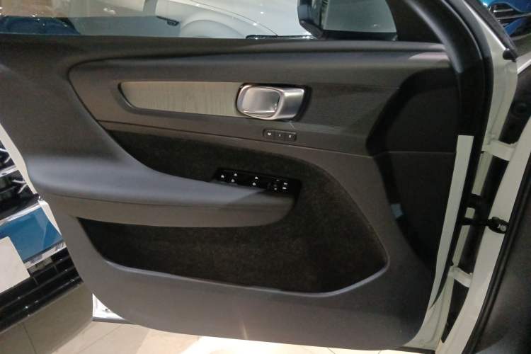 Used Volvo XC40 2023 B4 4x4 Smart Luxury Edition Interior 7