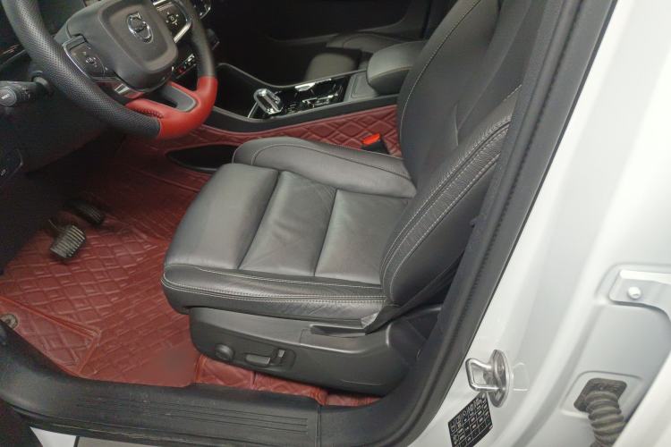 Used Volvo XC40 2023 B4 4x4 Smart Luxury Edition Left Front Seat