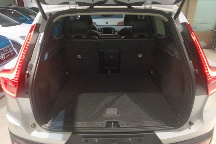 Used Volvo XC40 2023 B4 4x4 Smart Luxury Edition Trunk
