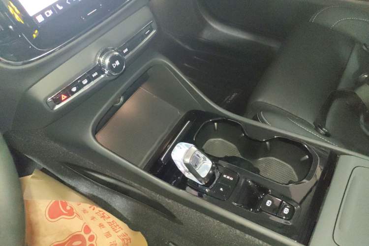 Used Volvo XC40 2024 B4 4x4 Smart Luxury Edition Gear Lever