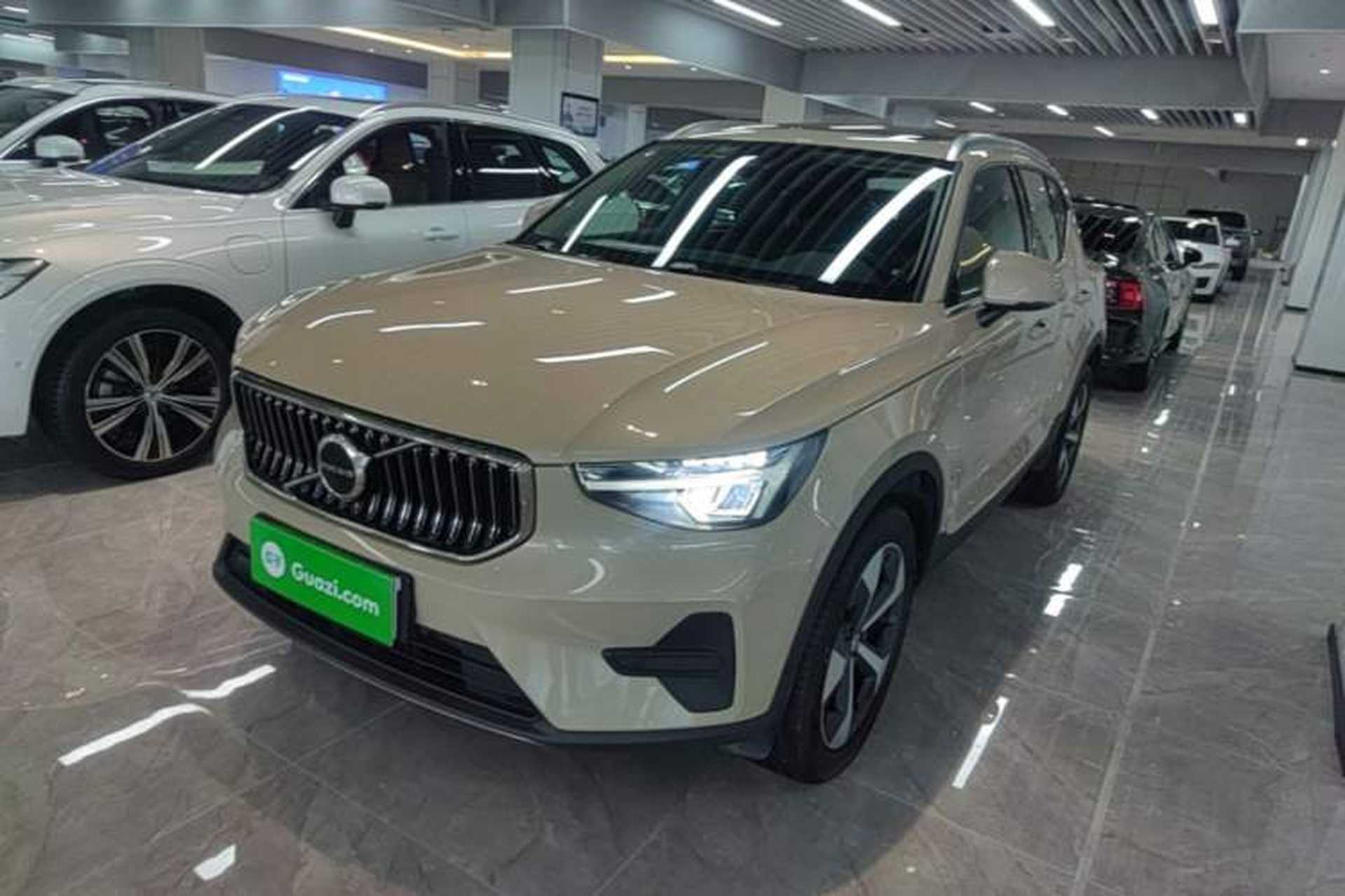 Used Volvo XC40 2024 B4 4x4 Smart Luxury Edition Front Left 45 Deg