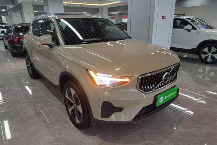 Used Volvo XC40 2024 B4 4x4 Smart Luxury Edition Front Right 45 Deg